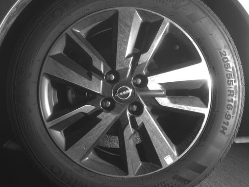 Used 2025 Nissan Versa SV image 12