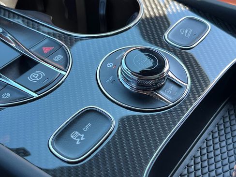 Used 2025 Bentley Bentayga image 42