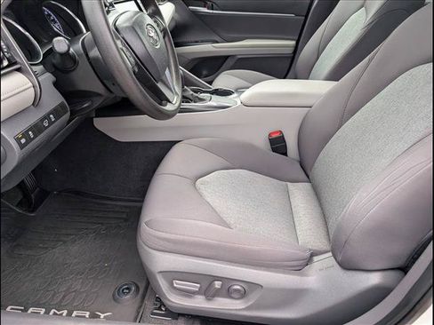 Used 2020 Toyota Camry LE FWD image 9