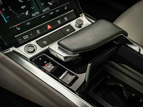 Used 2021 Audi e-tron Premium w/ Convenience Plus Package image 34