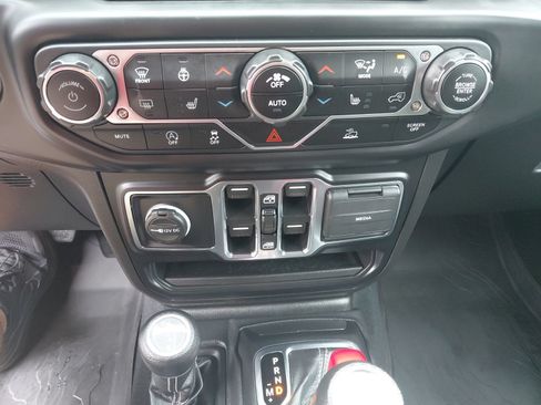 Used 2022 Jeep Wrangler Unlimited Sahara w/ LED Lighting Group AWD/4WD image 9