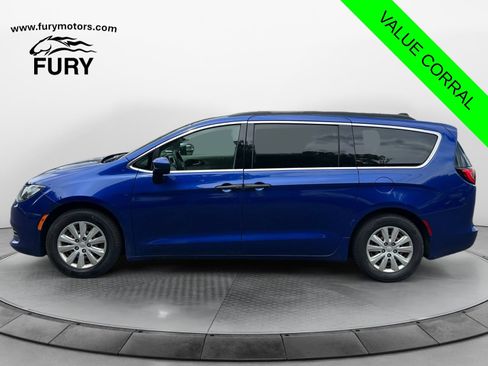 Used 2019 Chrysler Pacifica L FWD image 6