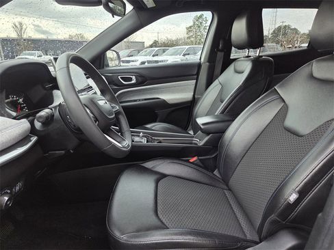 Used 2024 Jeep Compass Latitude image 14