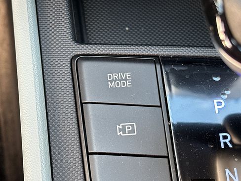 New 2025 Hyundai Elantra Limited image 27