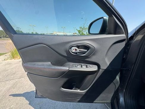 Used 2019 Jeep Cherokee Trailhawk w/ Comfort/Convenience Group AWD/4WD image 25