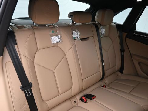 Certified 2025 Porsche Macan AWD/4WD image 11