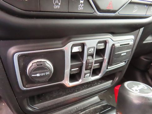 Used 2018 Jeep Wrangler Unlimited Sahara w/ LED Lighting Group image 25