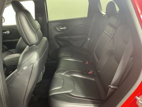 Used 2019 Jeep Cherokee Trailhawk AWD/4WD image 9