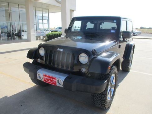 Used 2014 Jeep Wrangler Sahara w/ Connectivity Group AWD/4WD image 2