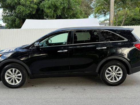 Used 2017 Kia Sorento LX image 3