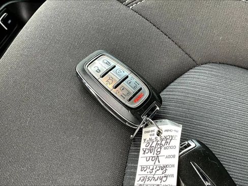 Used 2020 Chrysler Pacifica Touring w/ S Appearance Package FWD image 38