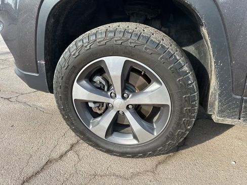 Used 2019 Jeep Cherokee Limited image 2