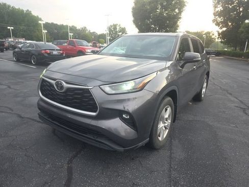 Used 2024 Toyota Highlander LE AWD/4WD image 4