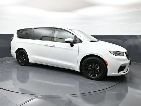 Used 2023 Chrysler Pacifica Touring-L FWD image 1