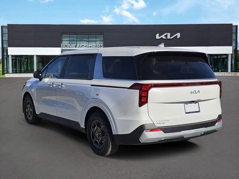 New 2026 Kia Carnival FWD image 3