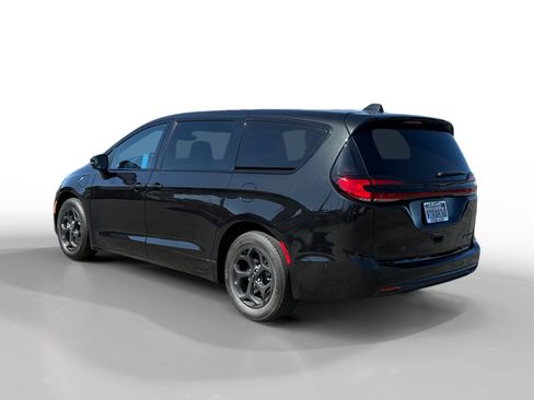 Used 2022 Chrysler Pacifica Touring-L w/ Uconnect Theater Family Group FWD image 3
