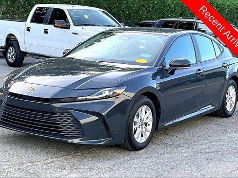 Used 2025 Toyota Camry LE image 3