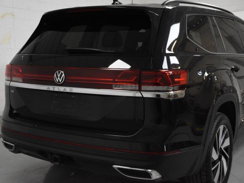 Used 2025 Volkswagen Atlas SE FWD image 3
