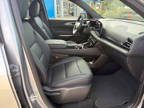 Used 2025 Chevrolet Traverse LT image 16