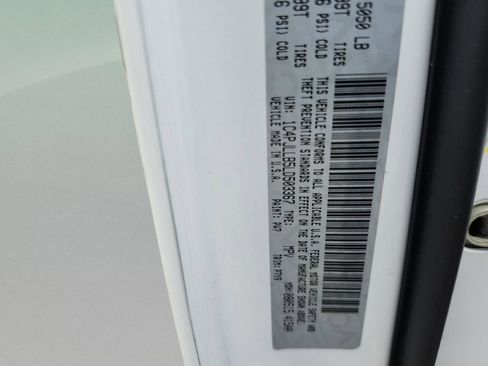 Used 2020 Jeep Cherokee Latitude Plus w/ Comfort/Convenience Group image 22