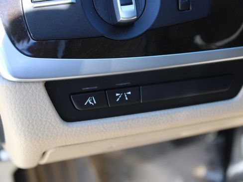 Used 2011 BMW 550i Sedan image 25