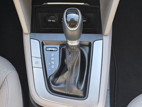 Used 2017 Hyundai Elantra SE image 38