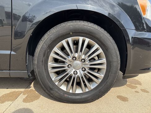 Used 2013 Chrysler Town & Country Touring-L w/ Driver Convenience Group FWD image 9