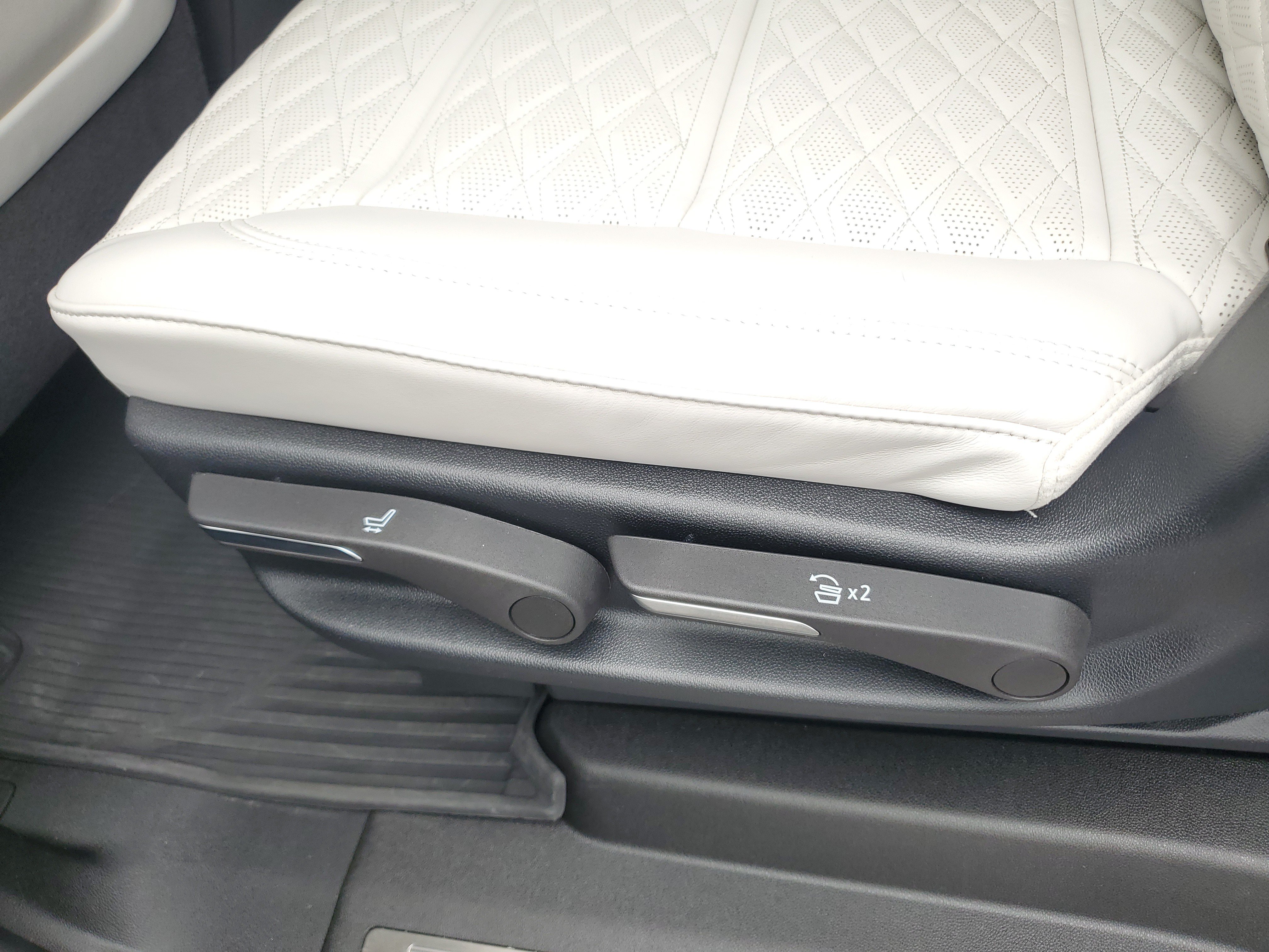 Used 2025 Cadillac Escalade ESV Sport Platinum w/ LPO, Floor Liner Package AWD/4WD image 17
