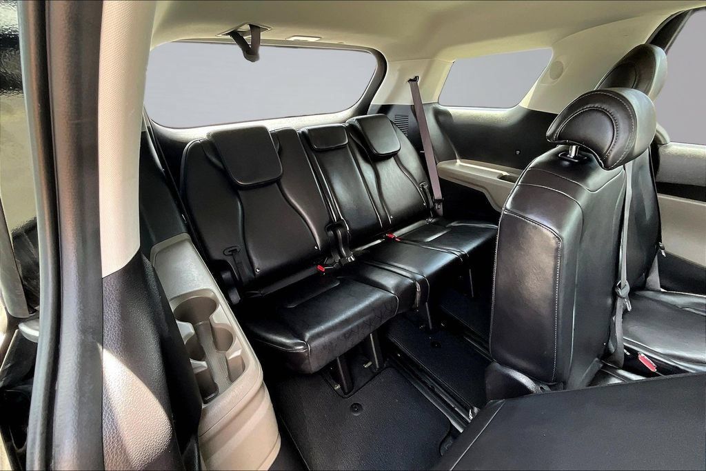 Used 2025 Kia Carnival FWD image 25