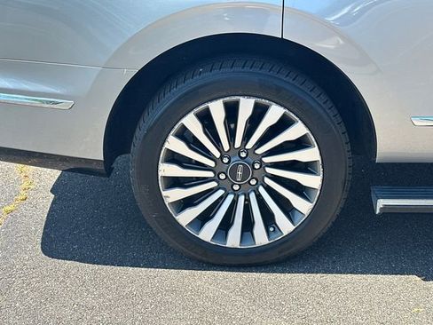 Certified 2021 Lincoln Navigator Reserve w/ Luxury Package AWD/4WD image 20