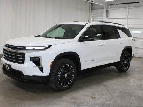 New 2026 Chevrolet Traverse LT w/ Sun and Wheel Package FWD image 4