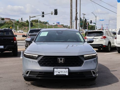 Used 2023 Honda Accord Touring image 2