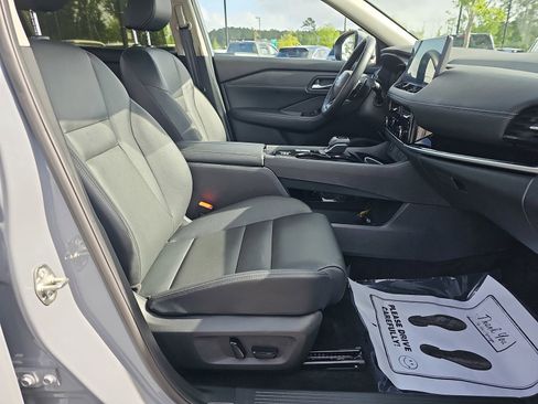 Used 2025 Nissan Rogue SL w/ Tech Package FWD image 11