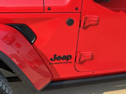 Used 2025 Jeep Gladiator Sport AWD/4WD image 11