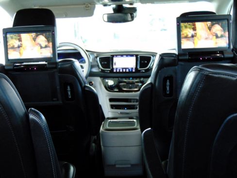 Used 2018 Chrysler Pacifica Limited w/ Tire & Wheel Group image 16