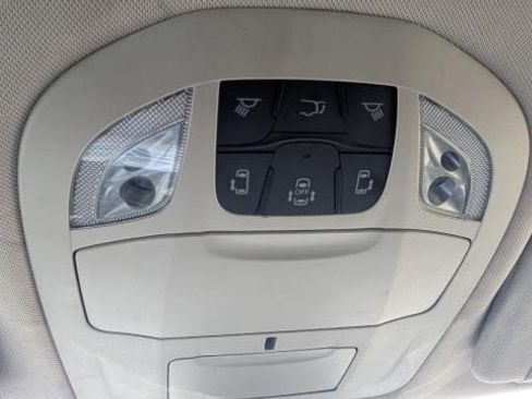 Used 2023 Chrysler Pacifica Touring-L FWD image 16