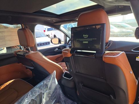 New 2026 Chrysler Pacifica Pinnacle image 9
