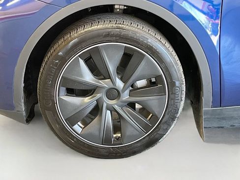 Used 2024 Tesla Model Y Long Range AWD/4WD image 29