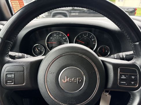 Used 2018 Jeep Wrangler Unlimited Sahara AWD/4WD image 11