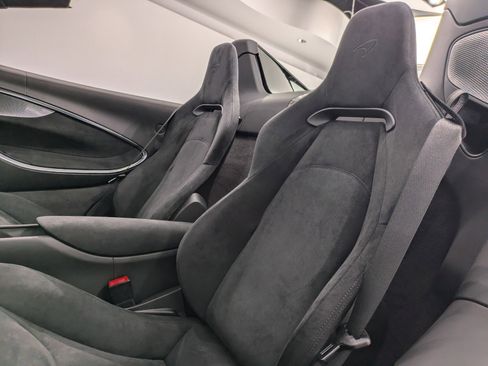 Used 2025 McLaren Artura Spider image 8