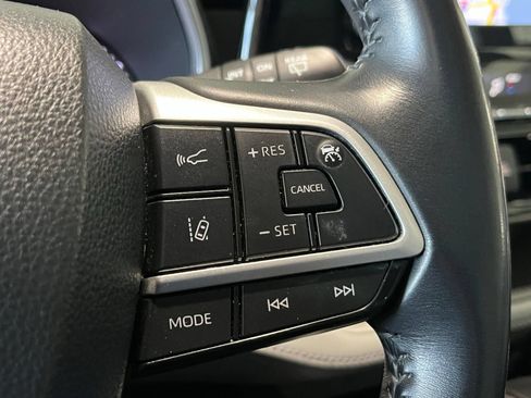 Used 2022 Toyota Highlander XLE AWD/4WD image 32
