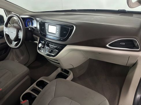 Used 2017 Chrysler Pacifica LX FWD image 28