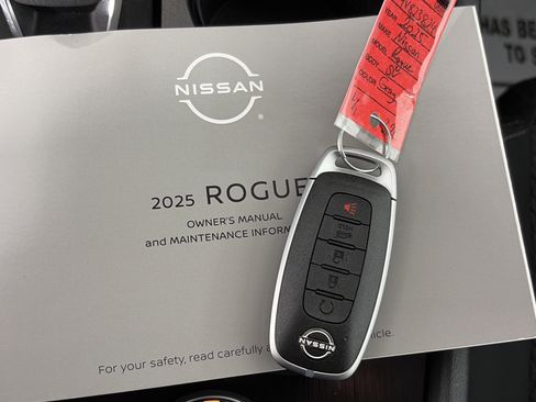 Used 2025 Nissan Rogue SV AWD/4WD image 33