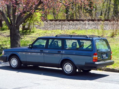 Used 1992 Volvo 240 Wagon RWD image 1
