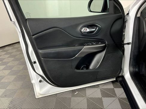 Used 2020 Jeep Cherokee Latitude Plus image 24