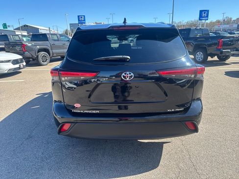Used 2022 Toyota Highlander XLE AWD/4WD image 6