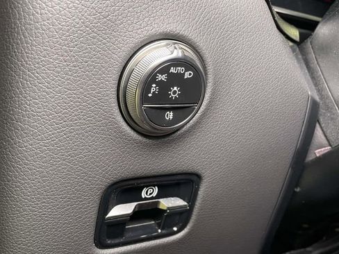 Used 2025 Mercedes-Benz GLC 350e 4MATIC image 39