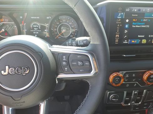 Used 2025 Jeep Wrangler Unlimited Sahara AWD/4WD image 21