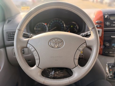 Used 2009 Toyota Sienna XLE image 25