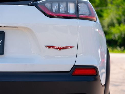Used 2019 Jeep Cherokee Trailhawk AWD/4WD image 11